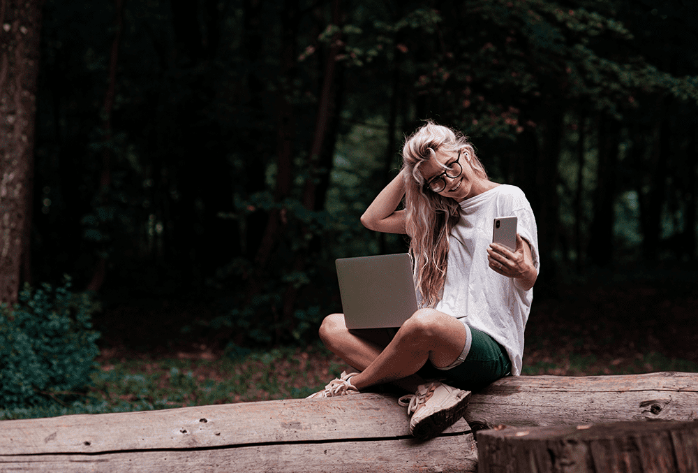 kobieta z laptopem w naturze